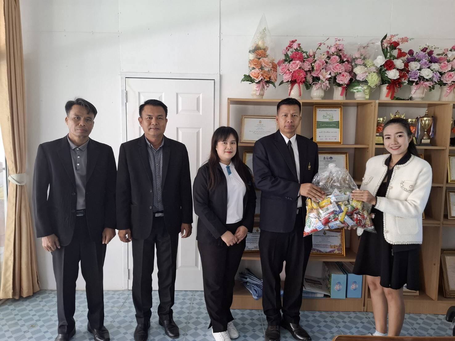 มอบขนมให้แก่โรงเรียนในเขตพื้นที่บริการและนอกเขตพื้นที่บริการ เนื่องในวันเด็กแห่งชาติ